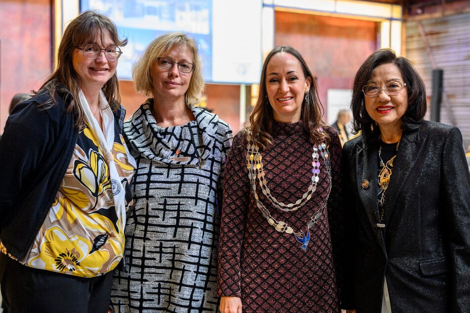 Soroptimist Chemnitz-Mitgründerinnen (v.l.) Silke Brewig-Lange (51), Andrea Stöckel (52) freuen sich über den Besuch der Deutschlandpräsidentin Manuela Nitsche und Weltpräsidentin Siew Yong Gnanalingam.