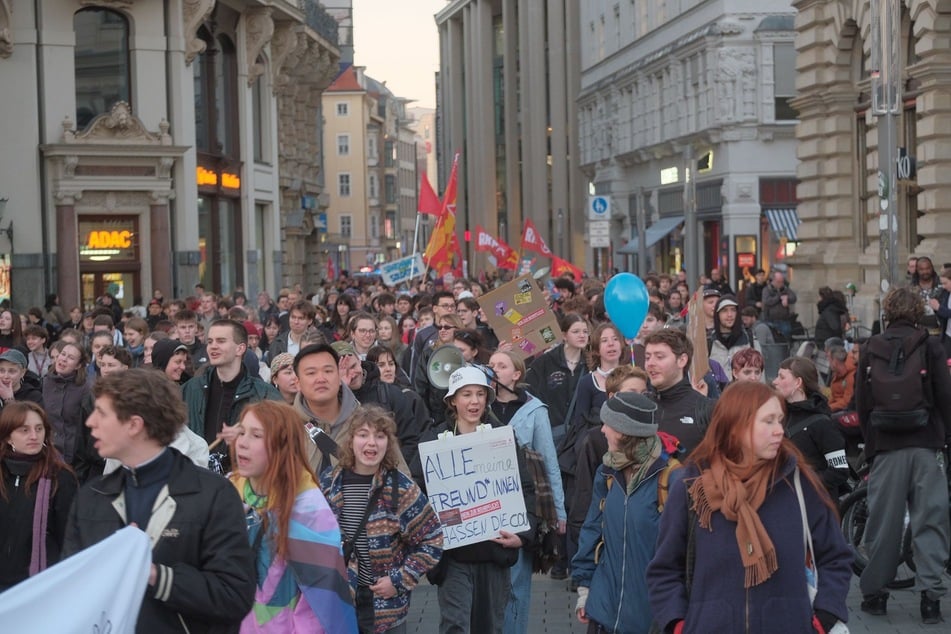 In Leipzig mischten sich auch Politiker u.a. von Die Linke unter die Demonstrierenden.