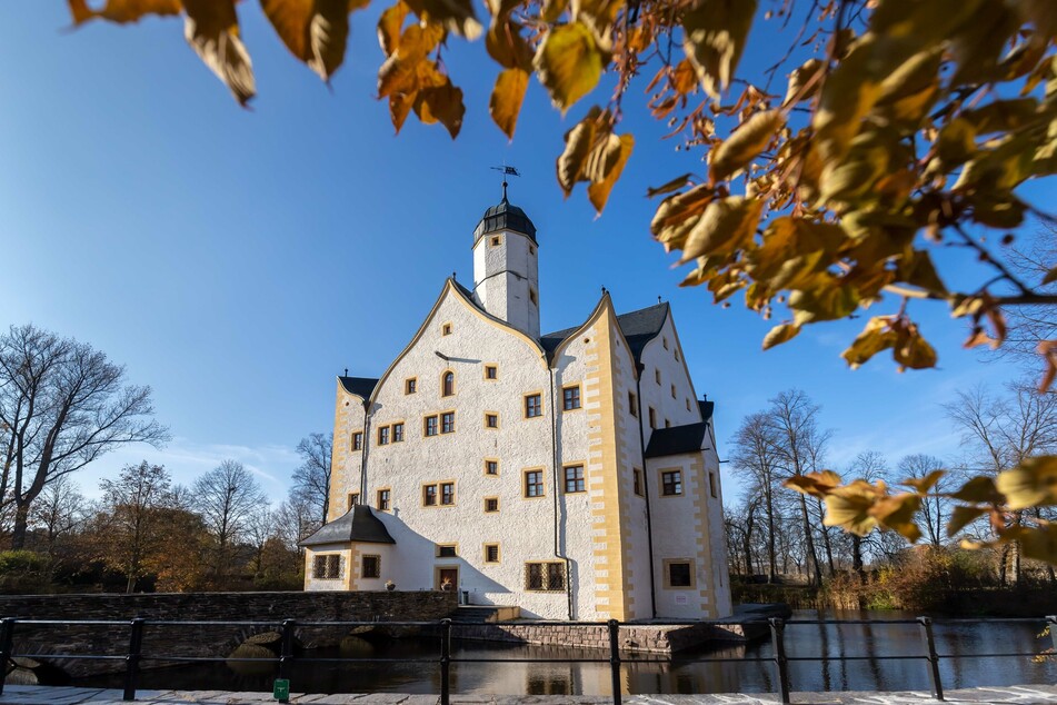 Im Wasserschloss Klaffenbach gibt es heute Puppentheater.