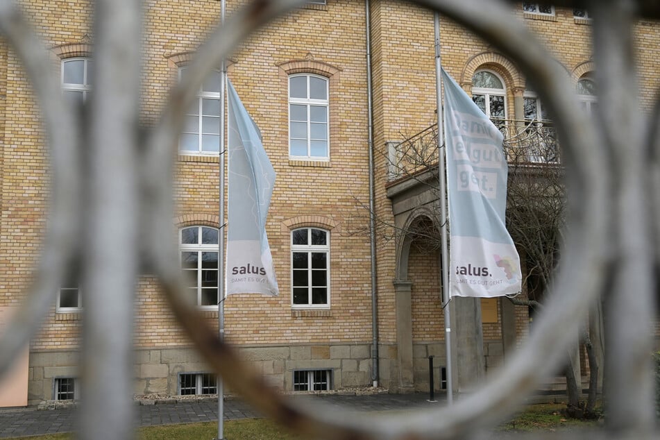 Sein vorheriger Arbeitgeber Salus veröffentliche den Lebenslauf des Mannes.
