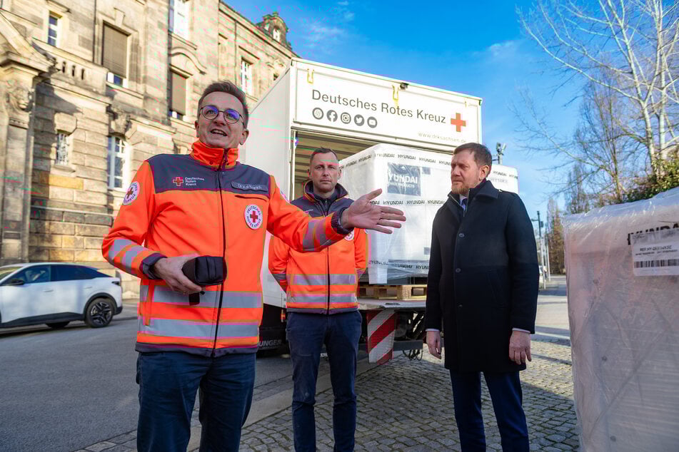 Am Dienstag fand die offizielle Übergabe der neuesten Hilfslieferung für Charkiw im Beisein von DRK-Sprecher Kai Kranich (43, l.) und Sachsens MP Michael Kretschmer (50, CDU, r.) statt.