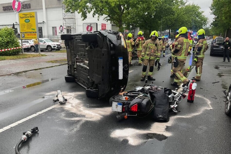 Vor dem zur Seite gekippten Opel liegt das Motorrad, das in den Unfall verwickelt gewesen ist.