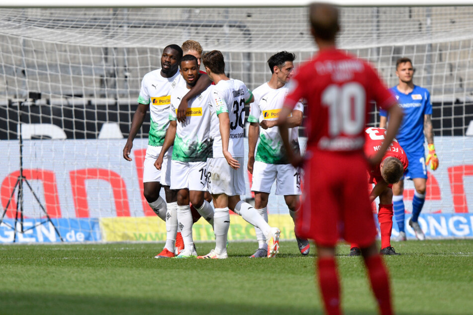 Gladbach bejubelt das 4:1 durch Plea (M).