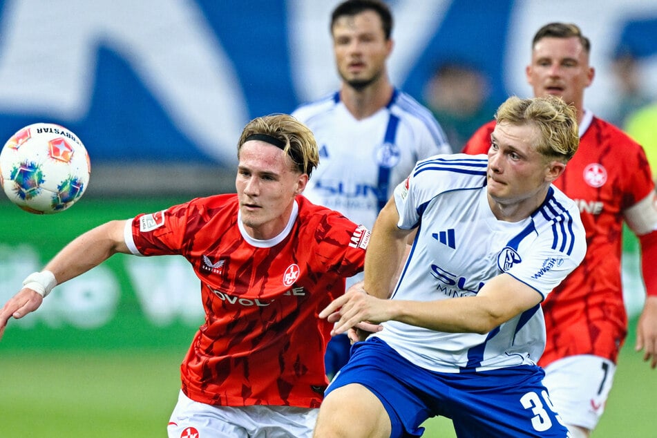 Mika Haas (l.) hat sich aus dem Stand in dieser Saison in die Stammelf des 1. FC Kaiserslautern gespielt.