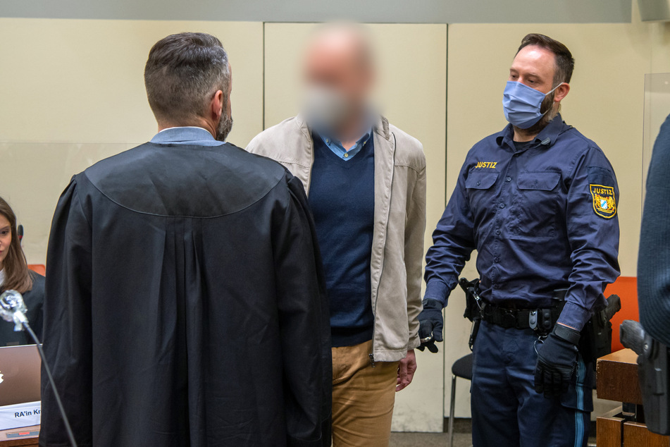 Der Angeklagte Mark S. (M.) steht beim Prozess gegen ihn wegen des Verdachts des Verstoßes gegen das Arzneimittel- und Dopinggesetze zwischen seinem Anwalt Alexander Dann (l.) und einem Justizbeamten.