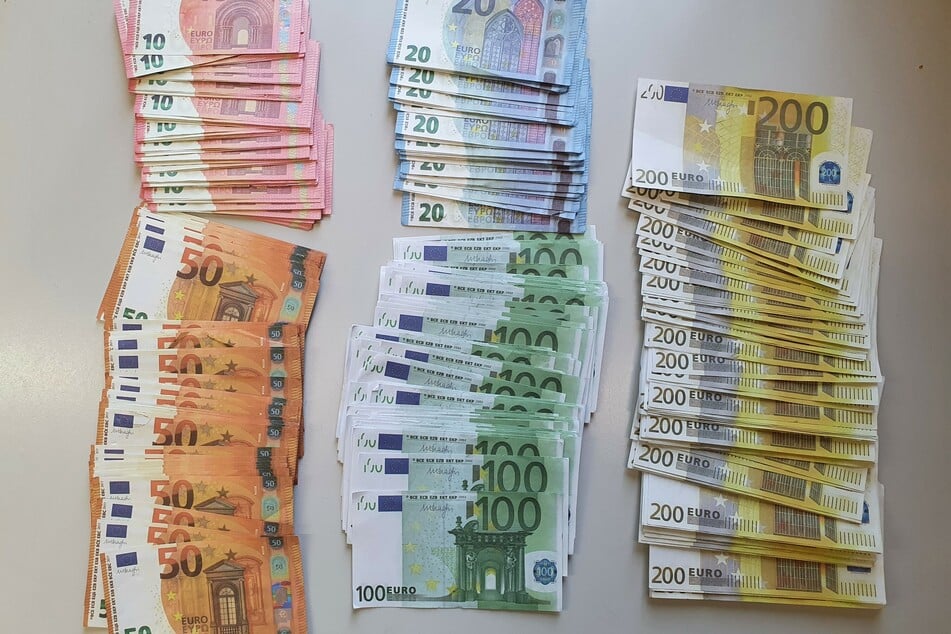 Anwohner rufen die Polizei: Hier liegen fast 30.000 Euro "Bargeld" auf der Straße!