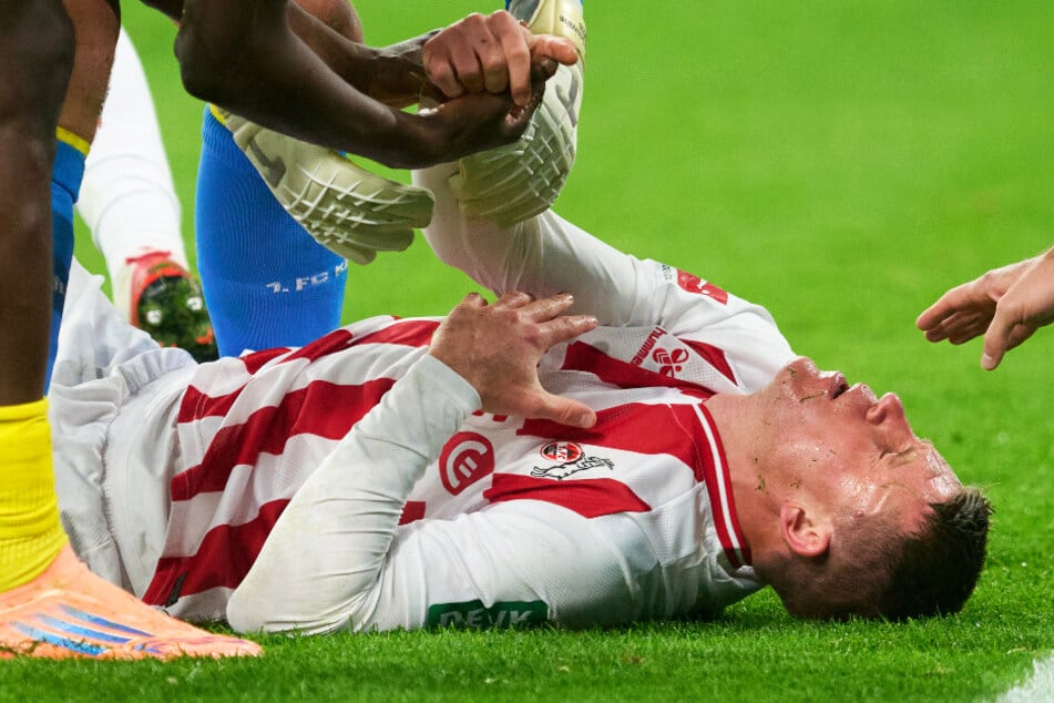 Dominique Heintz (32) musste in Bremen bereits nach zwölf Minuten vom Platz.