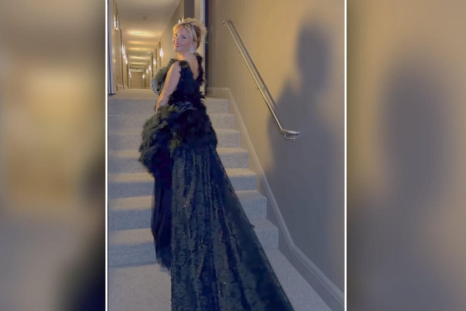 Evelyn Burdecki kreuzt am Donnerstagabend in einer schwarzen glamourösen Robe auf dem Opernball auf.