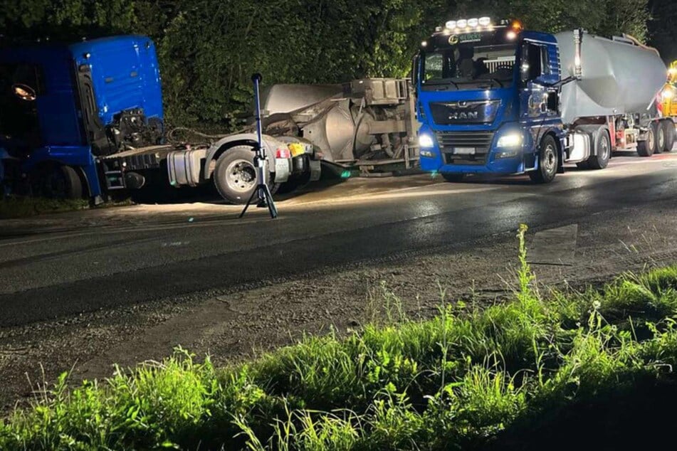 Gülle-Laster kippt um: Straße stundenlang gesperrt