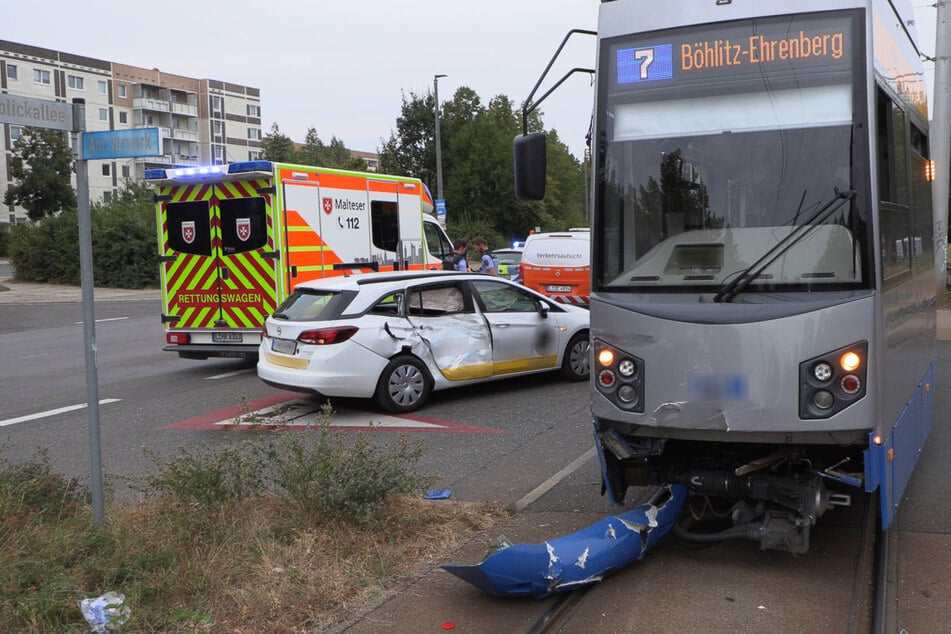 Im Leipziger Osten kam es am Sonntagabend zu einem Unfall zwischen einer Tram und einem Auto.