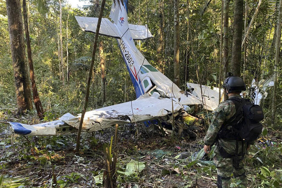 Die Geschwister waren mit einer Propellermaschine vom Typ Cessna 206 im Department Caquetá im Süden des Landes abgestürzt. Sie und ihre Mutter waren auf dem Weg zum Vater.