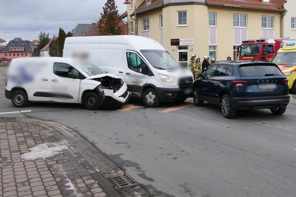 Schwerer Kreuzungscrash in Grimma: Drei Fahrzeuge krachen ineinander