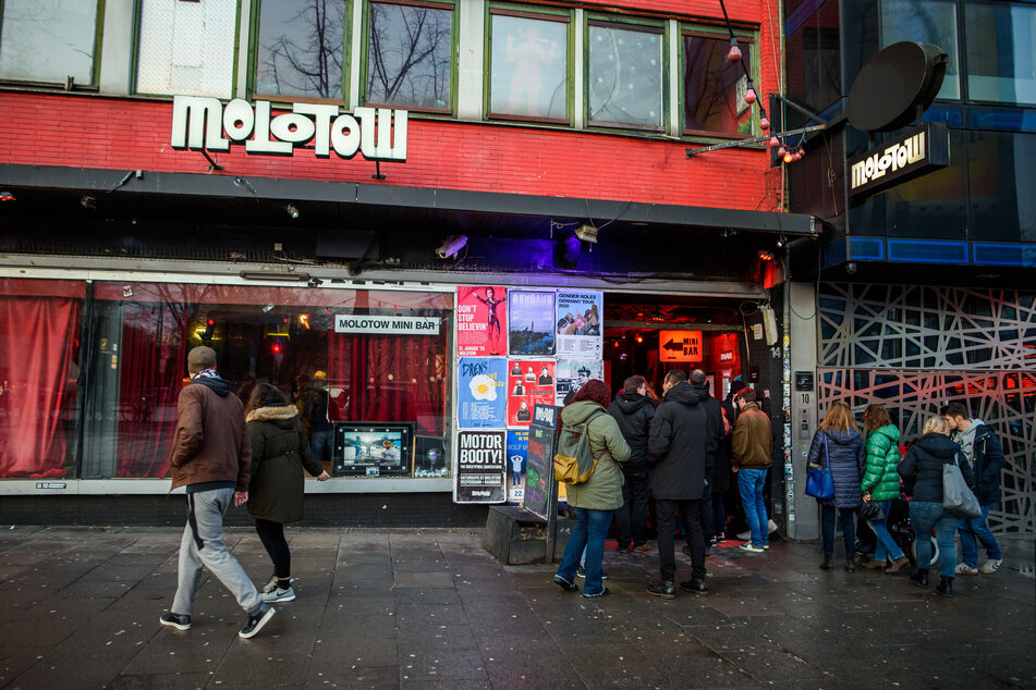 Eine später positiv getestete Person besuchte am vergangenen Donnerstag den Hamburger Musikclub "Molotow" auf St. Pauli. Nun müssen zig Kontaktpersonen in Quarantäne. (Archivfoto)