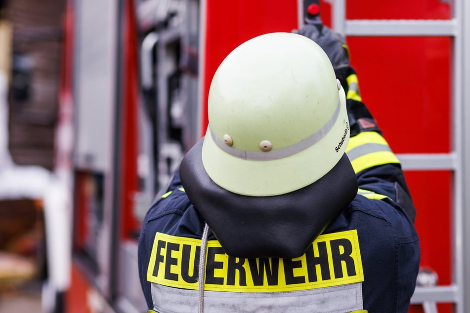 Ein Feuerwehrmann wurde in Wiesbaden bei einem Einsatz von einem 64-jährigen Mann tätlich angegriffen. (Symbolfoto)