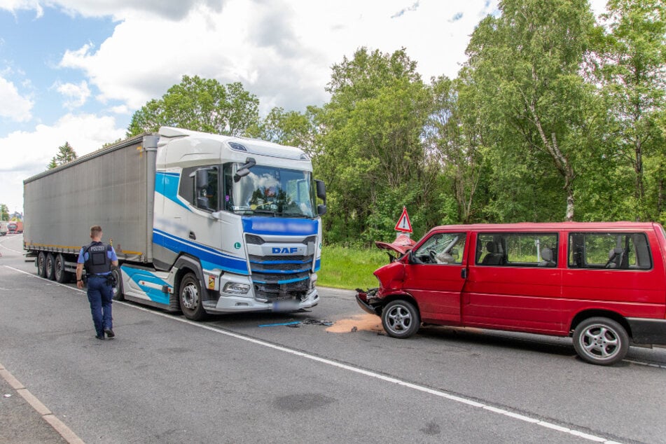 Die beiden Fahrzeuge krachten frontal ineinander.