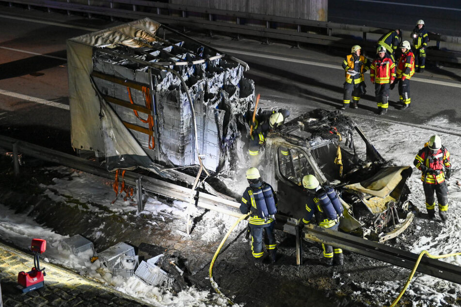 Unfall A4: Feuerwehreinsatz auf der A4: Kleintransporter geht auf einmal in Flammen auf