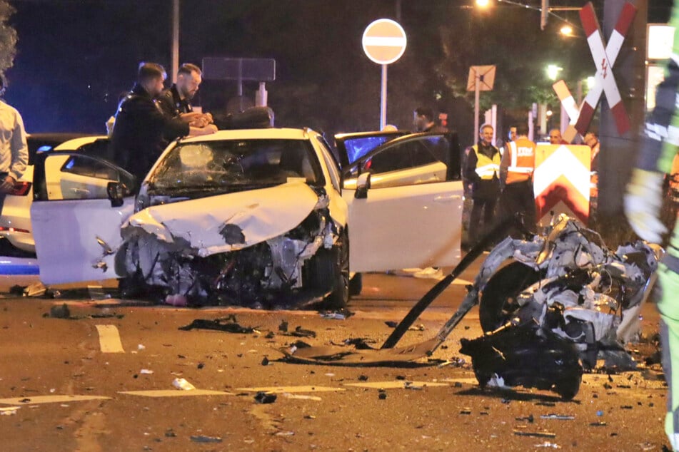 Der Crash hinterließ ein Trümmerfeld auf der Straße.