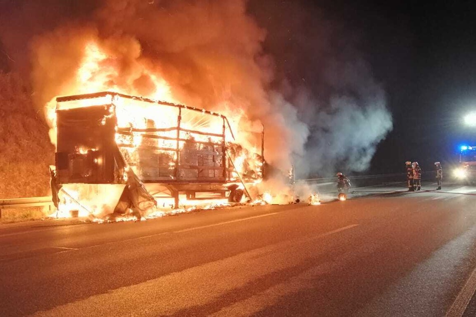 Der Lastwagen geriet am frühen Dienstagmorgen in Brand. Feuerwehr und Polizei mussten die Fahrbahn vollständig sperren.
