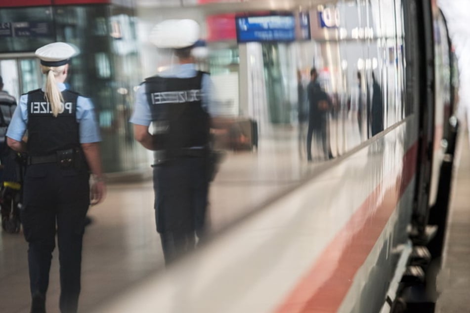 Die Bundespolizei ließ den Zug außerplanmäßig anhalten und befragte das Personal. (Symbolbild)
