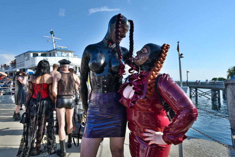 In diesen Outfits läuft der Schweiß sicher aus allen Poren. Trotzdem wollten 450 Fetisch-Liebhaber einen Platz auf dem Erotik-Schiff.