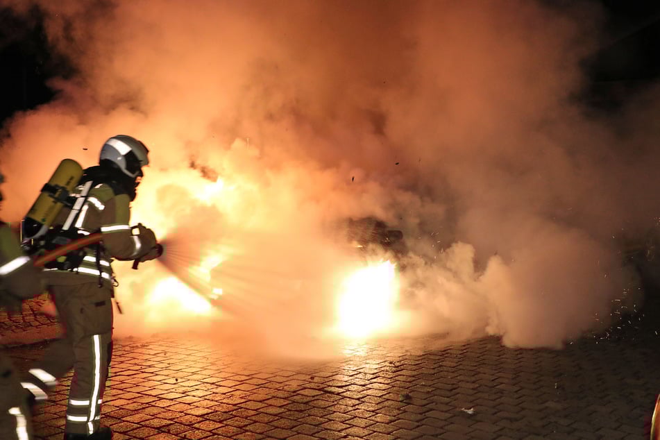 Die Feuerwehr griff rasch ein und löschte den VW mit einem Strahlrohr.