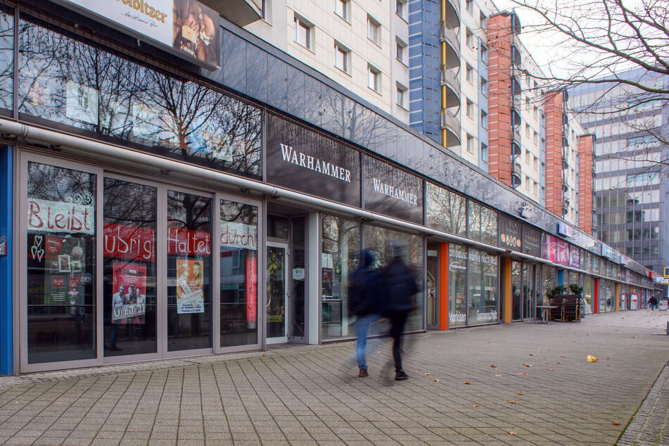 "Bleibt übrig, haltet durch!", steht in einem Schaufenster in der Magdeburger Innenstadt. Der Einzelhandel kämpft auch in Sachsen-Anhalt weiter mit den Folgen der Coronakrise und den damit verbundenen Maßnahmen.