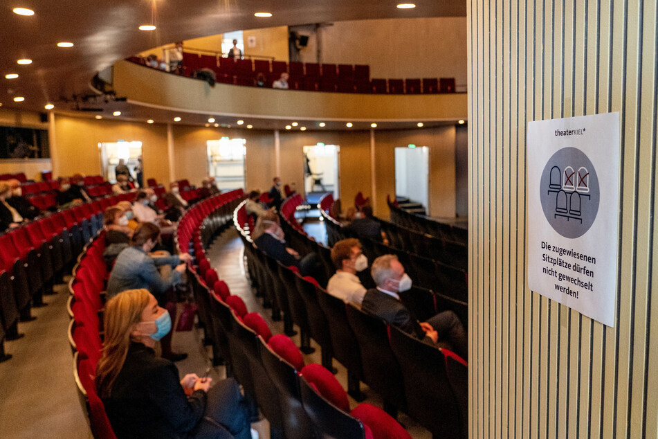 Im Theater dürfen in Schleswig-Holstein jetzt bis zu 500 Menschen Platz nehmen.