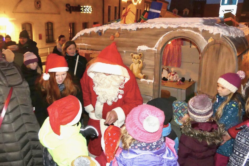 Treffpunkt Weihnachtsmann-Wagen: Vor allem für die Kinder der Burgstadt Stolpen war der Wohnwagen ein Kultobjekt.