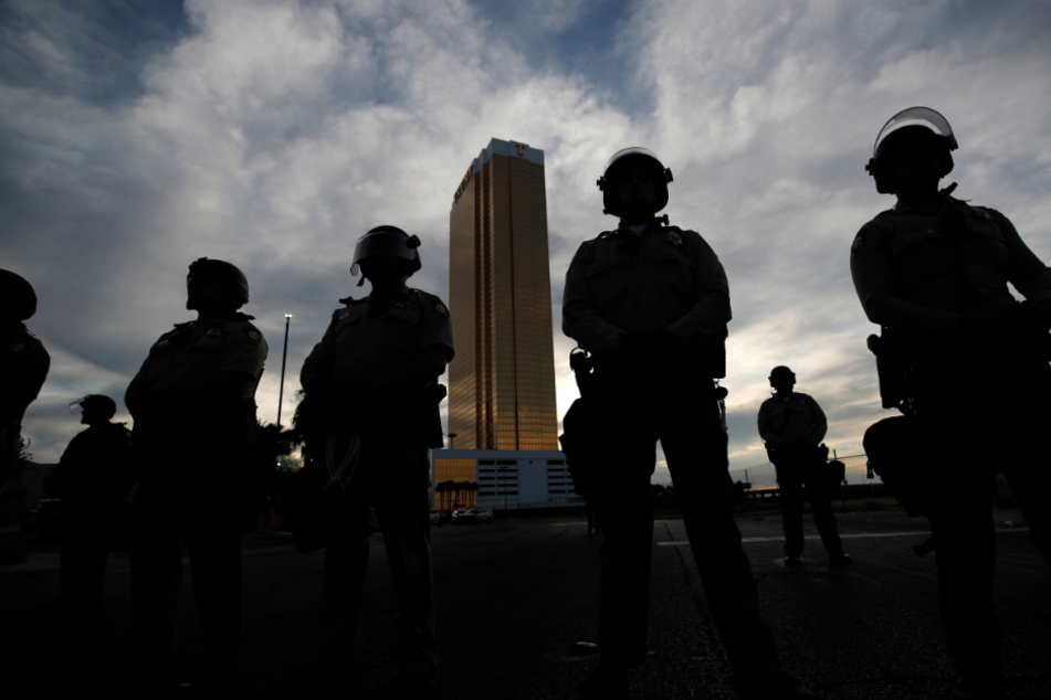 Die Polizei hält Wache während einer Demonstration vor dem Trump Tower in Las Vegas.