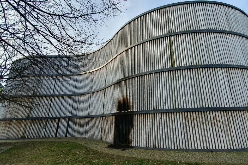 Verkohlte Bambus-Fassade: Ein schwarz gekleideter Unbekannter versuchte am Samstagmorgen, das Leipziger Zoo-Parkhaus in Brand zu stecken.