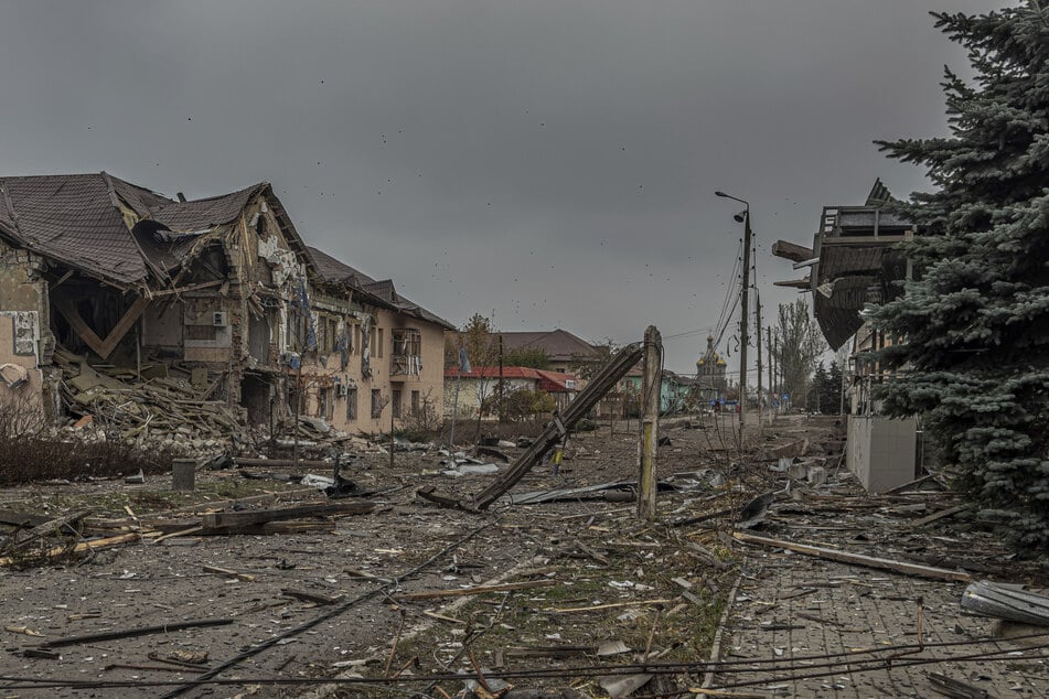 Eine zentrale Straße ist nach einem russischen Bombardement bedeckt mit Trümmern von zerstörten Wohngebäuden. (Archivbild)