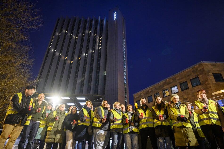 Die Mitarbeiter des Hotels versammelten sich am Sonntag zum stillen Protest.