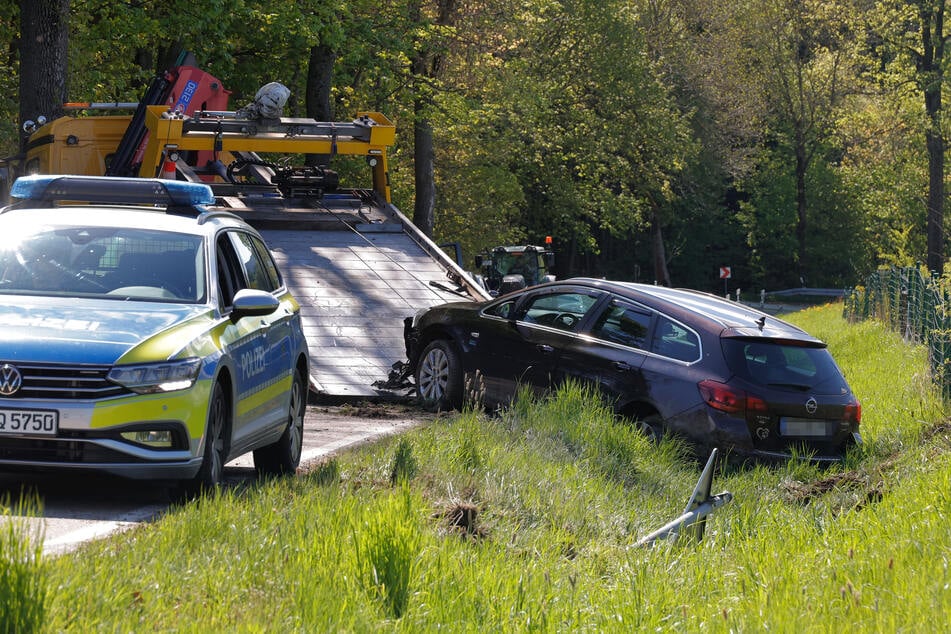 Ein Opel krachte am Montagmorgen im Erzgebirge gegen einen Baum und anschließend gegen ein Verkehrsschild.