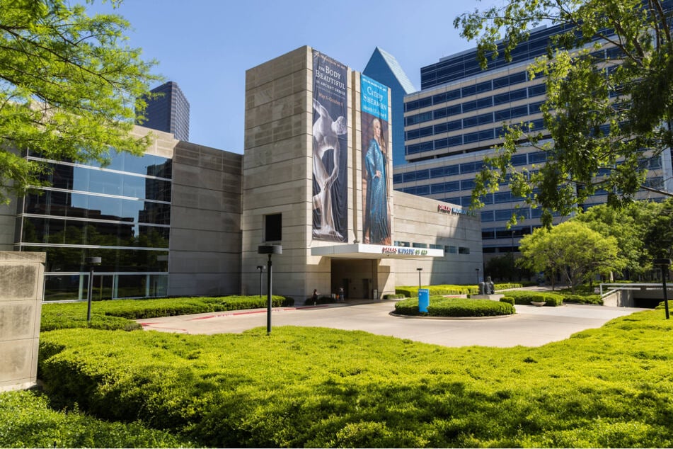 Mithilfe eines Metallstuhls zerstörte ein US-Amerikaner den gläsernen Eingang zum Dallas Museum of Art (Archivbild).