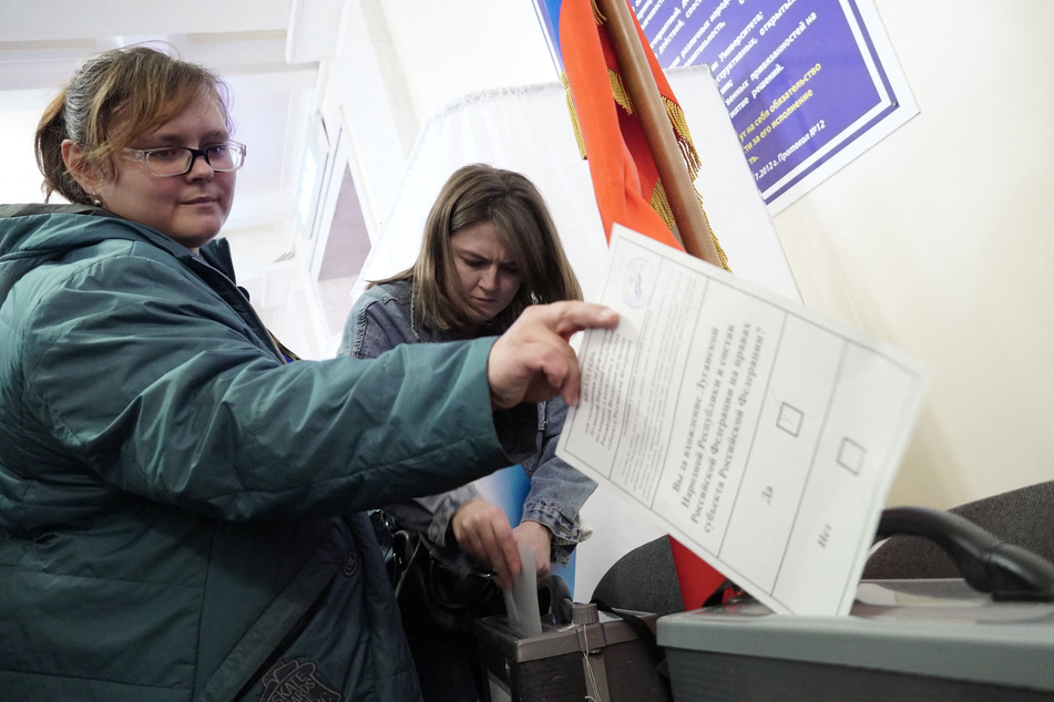Die Menschen in der russisch besetzten Ostukraine sind aufgefordert bei einem Referendum über den Beitritt zu Russland abzustimmen. Ein Ergebnis im Sinne der Kremlführung gilt als sicher.