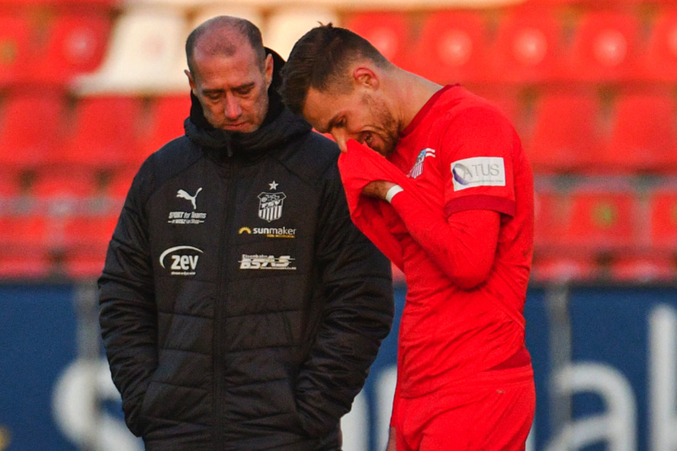 FSV-Coach Joe Enochs (l.) munterte den frustrierten Maximilian Wolfram auf.
