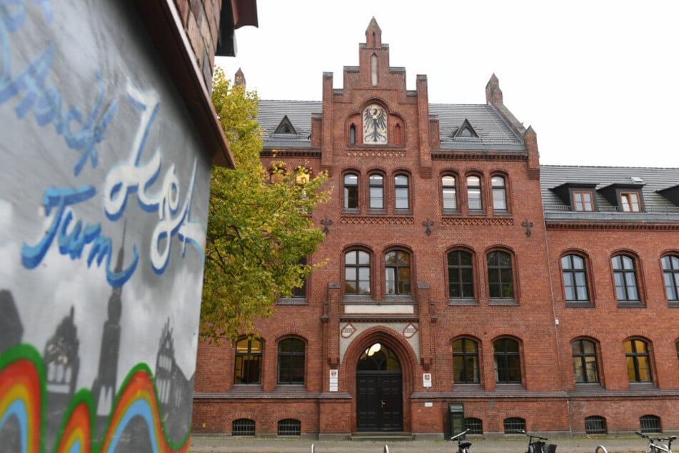 Am Freitag werden am Oberverwaltungsgericht in Greifswald zwei Eilverfahren gegen die Corona-Landesverordnung von Mecklenburg-Vorpommern geprüft, die weitreichende Folgen haben könnten.