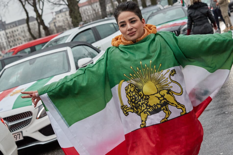 Hamburg: Autokorso durch Hamburg: Solidaritäts-Demo für Menschen im Iran