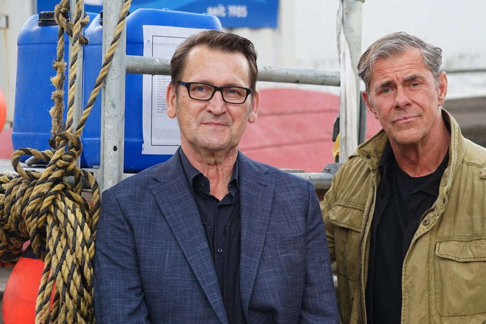 Ingo Naujoks (63, l.) und Sven Martinek (61, r.) spielen in der Vorabend-Serie "Morden im Norden" seit Staffel eins die Hauptrollen.