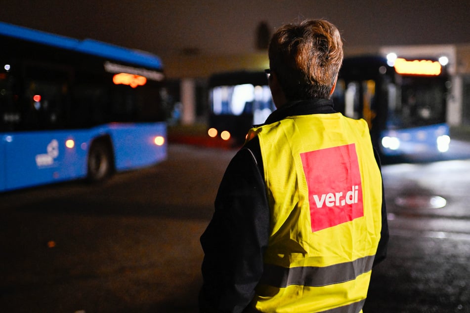 Menschen, die mit dem Bus fahren wollen, müssen sich am Donnerstag und Freitag auf Einschränkungen einstellen. (Symbolbild)