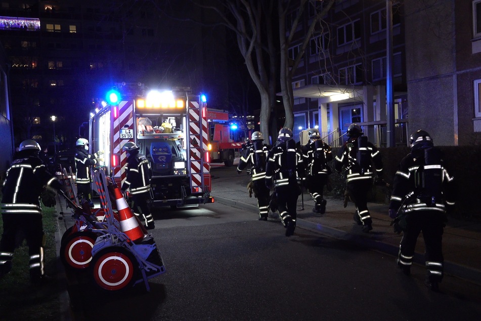 Insgesamt zehn Fahrzeuge der Feuerwehr mit zahlreichen Einsatzkräften rückten in die Stuttgarter Allee an.
