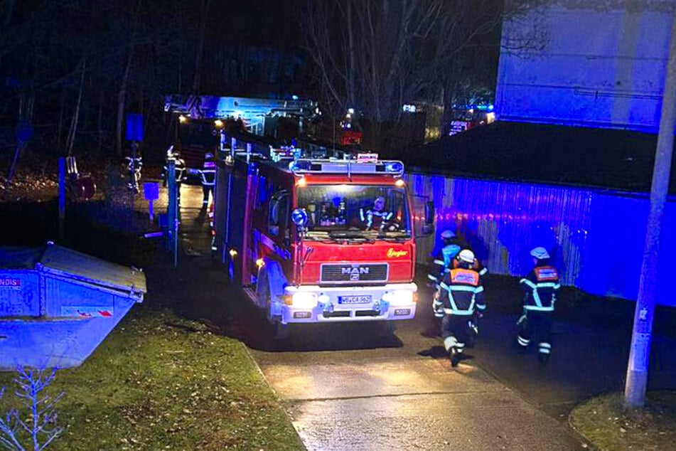 Die Feuerwehr musste am Sonntagabend in Coswig ausrücken, nachdem der Bewohner (24) einer Gemeinschaftsunterkunft sein Zimmer in Brand gesetzt hatte.