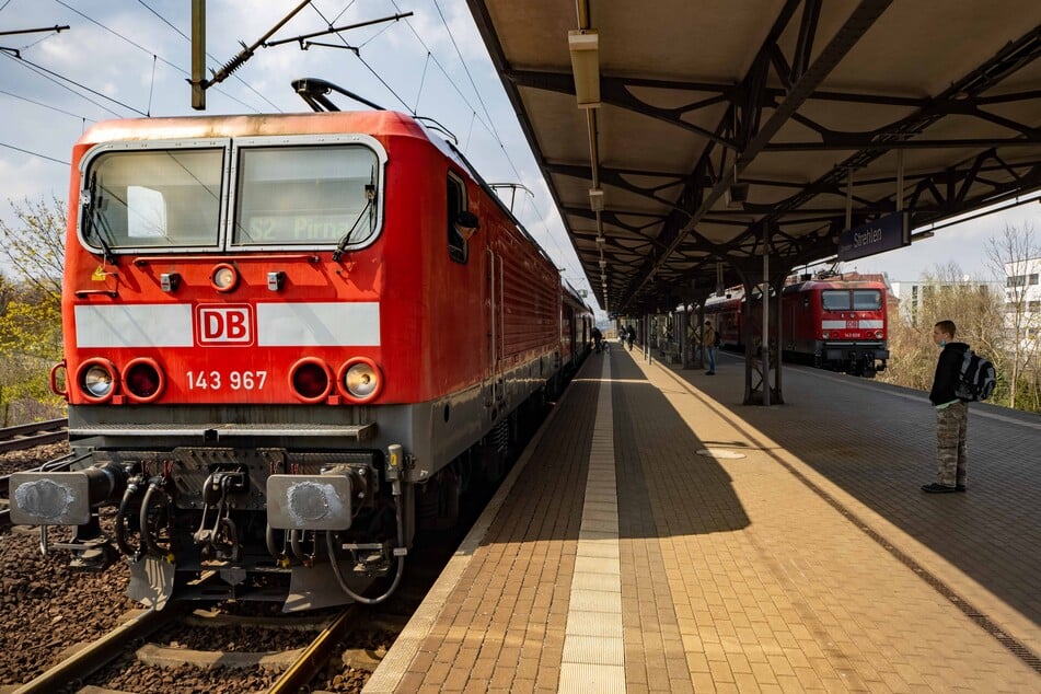 In der Nacht zum Donnerstag haben Unbekannte einen massiven Schaden am Haltepunkt Dresden-Strehlen angerichtet. (Archivbild)