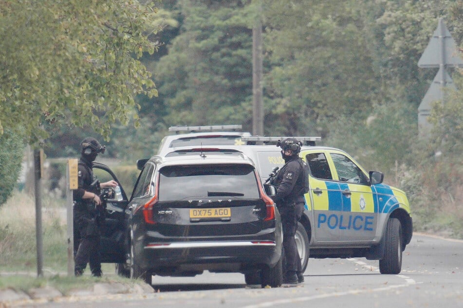 Fünf Männer stehen nach einem Vorfall nahe einer britischen Militärbasis unter Terrorverdacht.