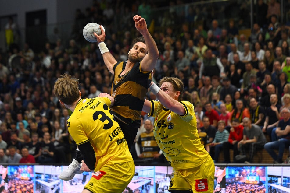 Wie ausgeglichen und stark die 2.Liga ist, zeigte das Duell im Mai des Dritten HCE gegen Krefeld. Sebastian Greß (31, M.) verlor gegen den Absteiger.