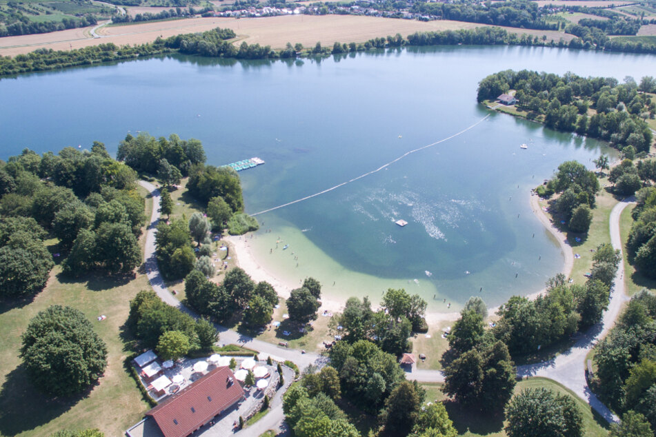 Der Badesee war als Reaktion darauf, dass die Corona-Abstandsregeln nicht eingehalten wurden, seit dem 24. Juli gesperrt.