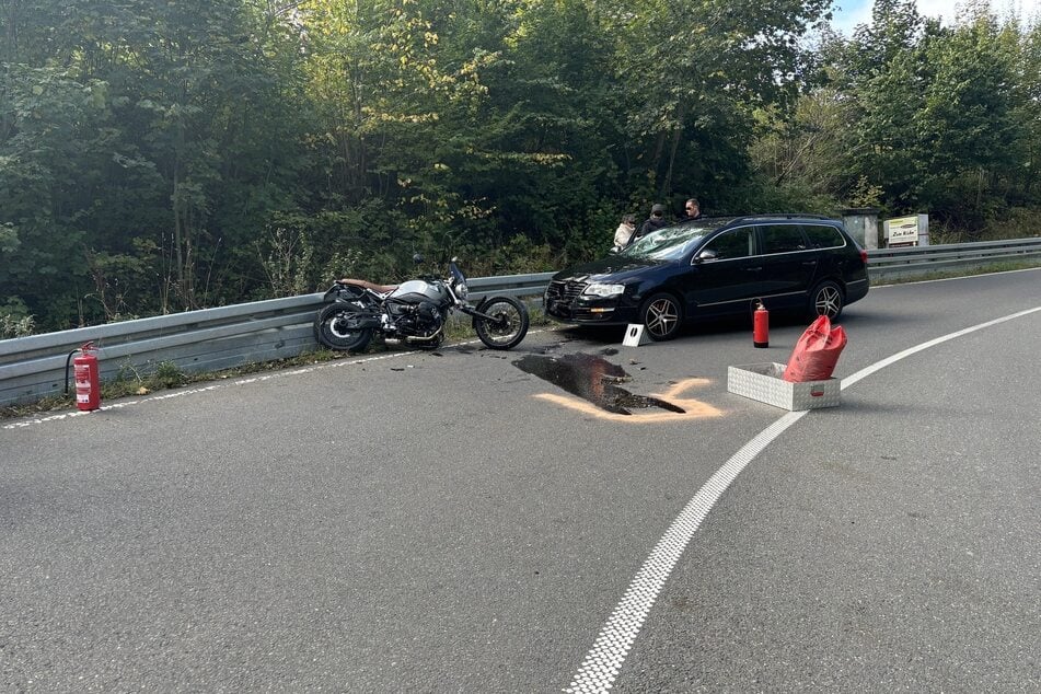 Bei dem Unfall musste ausgelaufene Flüssigkeiten aufgefangen werden.