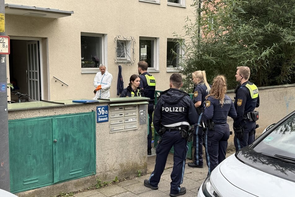Polizisten entdeckten in dem Haus in der Romanstraße eine Frau mit mehreren Stichverletzungen.