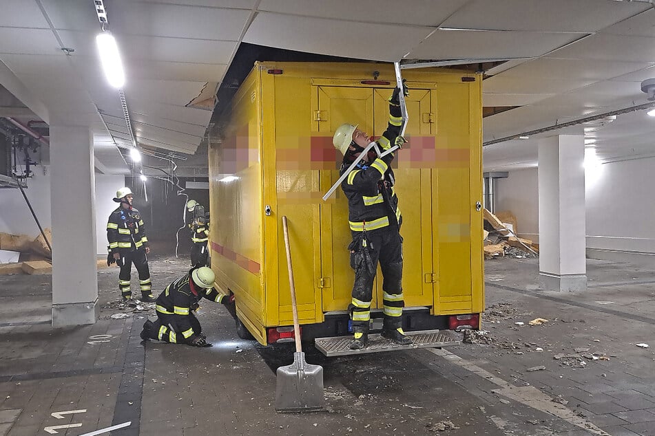 Damit der Transporter rückwärts fahren konnte, musste die Deckenverkleidung entfernt werden.