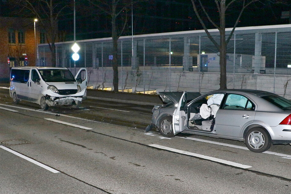 Betrunkener Fahrer kracht in Gegenverkehr: Zwei Schwerverletzte